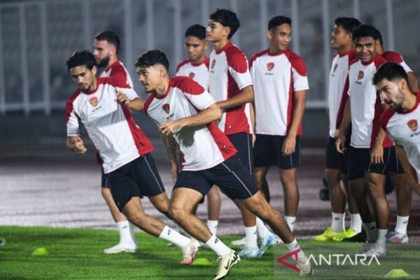 Berikut beberapa alternatif judul untuk "Timnas Indonesia jalani latihan perdana untuk melawan Australia":

1. "Timnas Indonesia Memulai Latihan Perdana Jelang Pertandingan Melawan Australia"
2. "Latihan Perdana Timnas Indonesia: Persiapan Menantang Australia"
3. "Timnas Indonesia Gelar Sesi Latihan Pertama Sebelum Pertarungan dengan Australia"
4. "Persiapan Pertandingan: Timnas Indonesia Mulai Latihan Pertama Hadapi Australia"
5. "Latihan Awal Timnas Indonesia untuk Menyongsong Duel Melawan Australia"

Silakan pilih atau modifikasi sesuai kebutuhan!
