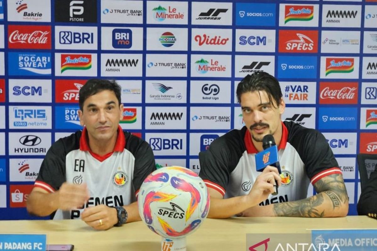 Tentu! Berikut adalah beberapa alternatif judul untuk "Pelatih Carlos Almeida tidak membebani para pemain Semen Padang":

1. "Carlos Almeida: Tidak Ada Beban untuk Pemain Semen Padang"
2. "Pelatih Carlos Almeida Ringankan Beban Pemain Semen Padang"
3. "Carlos Almeida Pastikan Pemain Semen Padang Tanpa Beban"
4. "Tanpa Beban: Strategi Carlos Almeida untuk Pemain Semen Padang"
5. "Carlos Almeida: Menjaga Motivasi Tanpa Memberatkan Pemain Semen Padang"

Silakan pilih salah satu atau gunakan sebagai inspirasi!