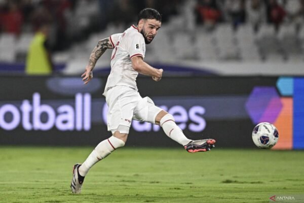 Berikut beberapa alternatif judul untuk "Lille Ajukan Tawaran untuk Boyong Calvin Verdonk":

1. "Lille Siap Rekrut Calvin Verdonk dengan Tawaran Menarik"
2. "Calvin Verdonk Jadi Target Utama Lille di Bursa Transfer"
3. "Lille Luncurkan Tawaran Resmi untuk Datangkan Calvin Verdonk"
4. "Perekrutan Calvin Verdonk: Lille Ajukan Tawaran Menjanjikan"
5. "Lille Berusaha Gaet Calvin Verdonk dengan Tawaran Kompetitif"
6. "Calvin Verdonk Dalam Radar Lille: Tawaran Sudah Diajukan"
7. "Lille Dekati Calvin Verdonk dengan Tawaran Transfer"
8. "Calvin Verdonk Mungkin Menghuni Stadion Lille: Tawaran Telah Diberikan"

Silakan pilih atau sesuaikan sesuai kebutuhan!