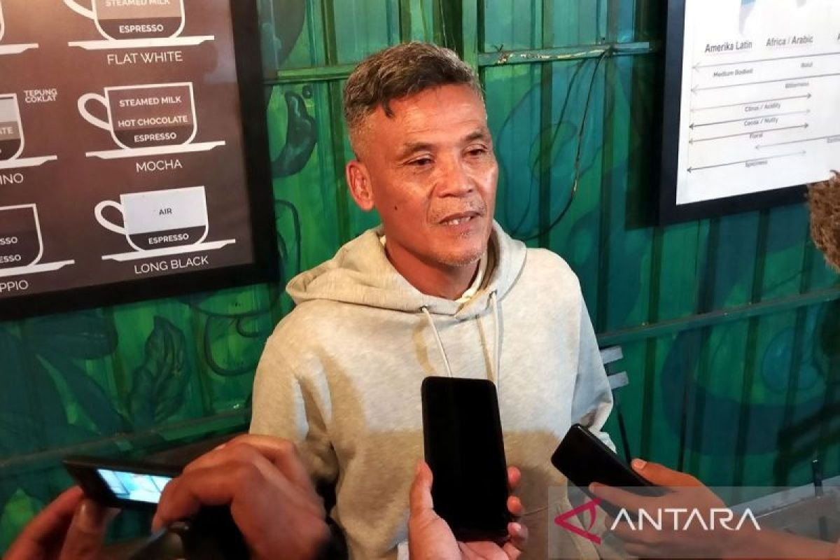 Berikut beberapa alternatif judul untuk "Paceklik Pelatih Indonesia di Liga Sendiri":

1. "Ketidakberdayaan Pelatih Lokal dalam Liga Domestik"
2. "Dilema Pelatih Indonesia di Liga Tanah Air"
3. "Kurangnya Sukses Pelatih Dalam Kompetisi Lokal"
4. "Pelatih Lokal: Tantangan dan Harapan di Liga Sendiri"
5. "Peluang dan Kendala Pelatih Indonesia dalam Liga Dalam Negeri"
6. "Mengurai Masalah Pelatih Indonesia di Liga Sendiri"
7. "Mencari Solusi untuk Pelatih Lokal di Liga Tanah Air"
8. "Paceklik Prestasi: Pelatih Indonesia di Liga Domestik"
9. "Memecahkan Misteri: Pelatih Indonesia dan Tantangan Liga Sendiri"
10. "Nasib Pelatih Lokal: Antara Harapan dan Kenyataan di Liga Domestik"

Semoga salah satu dari judul tersebut sesuai dengan yang Anda cari!