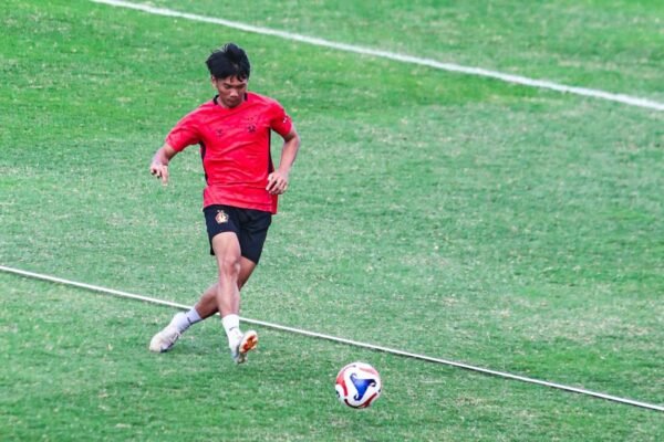 Berikut beberapa alternatif judul untuk "Persik Rekrut Rendy Sanjaya untuk Perdalam Skuad":

1. "Rendy Sanjaya Resmi Bergabung, Perkuat Skuad Persik"
2. "Persik Tambah Kekuatan Tim dengan Rekrutmen Rendy Sanjaya"
3. "Rekrutmen Rendy Sanjaya oleh Persik: Langkah Strategis Memperkuat Skuad"
4. "Persik Pertegas Skuad dengan Perekrutan Rendy Sanjaya"
5. "Rendy Sanjaya jadi Anggota Baru, Persik Semakin Solid"
6. "Persik Kuatkan Tim dengan Menyambut Rendy Sanjaya"
7. "Rendy Sanjaya, Bintang Baru di Skuad Persik"
8. "Persik Resmi Datangkan Rendy Sanjaya untuk Raih Ambisi Musim Ini"

Semoga salah satu judul ini cocok!