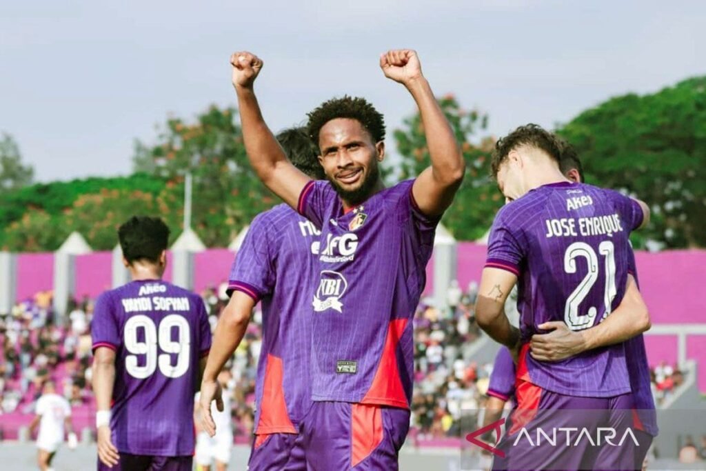 Tentu! Untuk mengubah "Williams Lugo jadi Player of the Match" menjadi alternatif judul, Anda bisa menggunakan:

1. "Williams Lugo Dinobatkan sebagai Pemain Terbaik Pertandingan"
2. "Williams Lugo: Bintang Pertandingan"
3. "Williams Lugo Menjadi Pemain Terbaik"
4. "Kinerja Gemilang Williams Lugo: Pemain Terbaik Pertandingan"
5. "Williams Lugo Menerima Penghargaan Pemain Pertandingan"

Silakan pilih salah satu atau gunakan sebagai inspirasi!