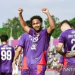 Tentu! Untuk mengubah "Williams Lugo jadi Player of the Match" menjadi alternatif judul, Anda bisa menggunakan:

1. "Williams Lugo Dinobatkan sebagai Pemain Terbaik Pertandingan"
2. "Williams Lugo: Bintang Pertandingan"
3. "Williams Lugo Menjadi Pemain Terbaik"
4. "Kinerja Gemilang Williams Lugo: Pemain Terbaik Pertandingan"
5. "Williams Lugo Menerima Penghargaan Pemain Pertandingan"

Silakan pilih salah satu atau gunakan sebagai inspirasi!