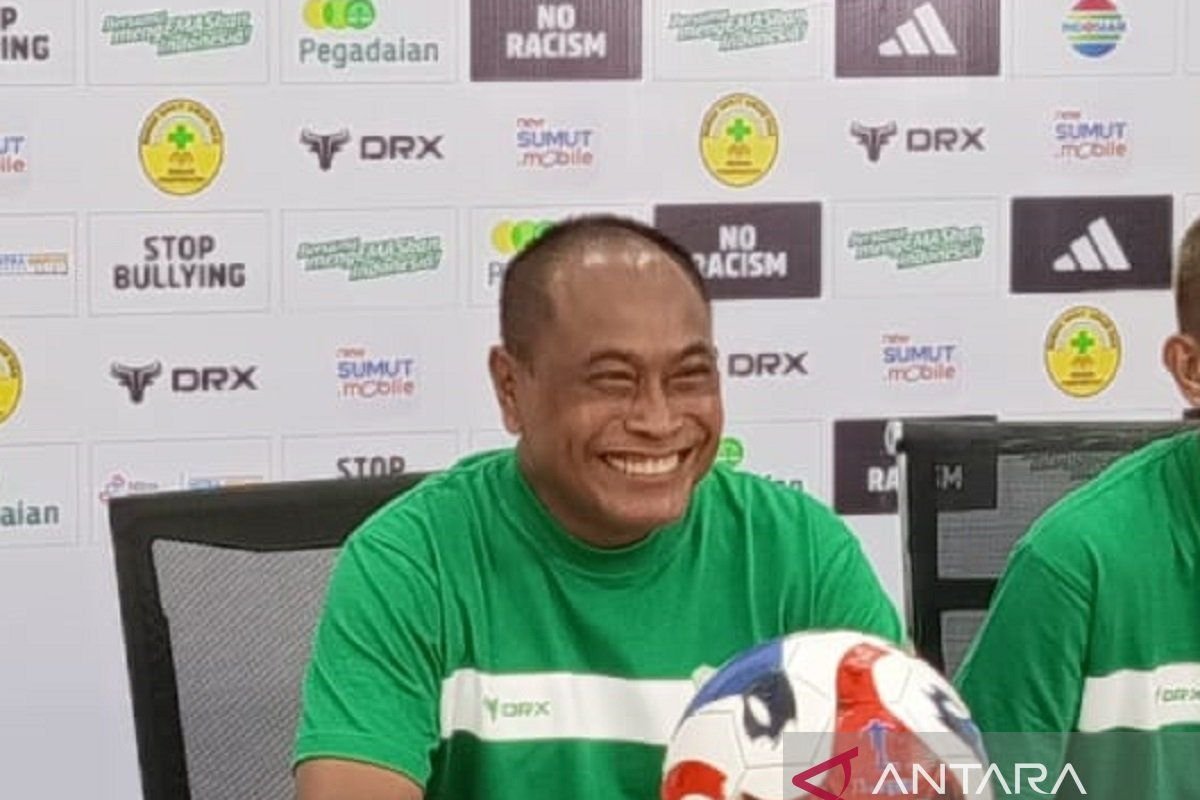Berikut beberapa alternatif judul yang bisa kamu gunakan untuk "PSMS Benahi Lini Pertahanan Agar Lebih Solid":

1. "PSMS: Perkuat Lini Pertahanan untuk Performa Optimal"
2. "Membangun Ketahanan: PSMS Fokus Perbaiki Pertahanan"
3. "Revitalisasi Lini Pertahanan PSMS untuk Menuju Kemenangan"
4. "PSMS Tingkatkan Soliditas Pertahanan demi Kesuksesan Tim"
5. "Memperkokoh Lini Belakang: Langkah PSMS Menuju Kemenangan"
6. "Strategi PSMS: Meningkatkan Kekuatan Pertahanan di Lapangan"
7. "PSMS Siapkan Pertahanan Lebih Kokoh untuk Tantangan Mendatang"
8. "Peningkatan Pertahanan PSMS: Kunci Meraih Prestasi di Liga"

Silakan pilih atau sesuaikan dengan kebutuhanmu!